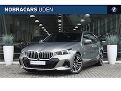 BMW 5-serie Touring - 530e M Sport Automaat / Panoramadak / Trekhaak / Achteruitrijcamera / Adaptieve LED / Harm
