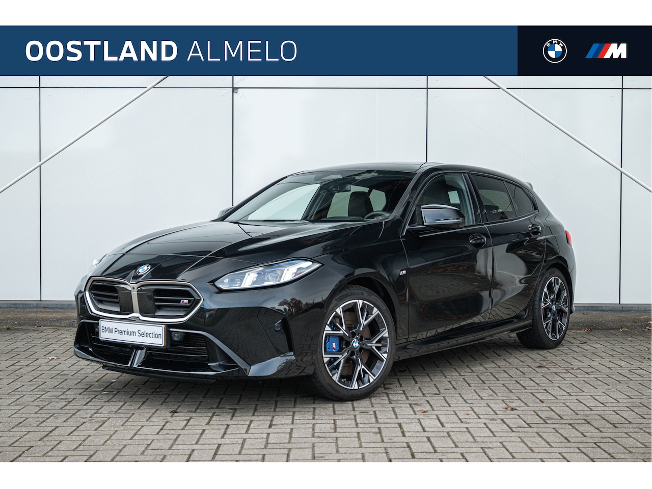 BMW 1-serie - M135 xDrive High Executive Automaat / Panoramadak / Sportstoelen / M Adaptief onderstel / - AutoWereld.nl