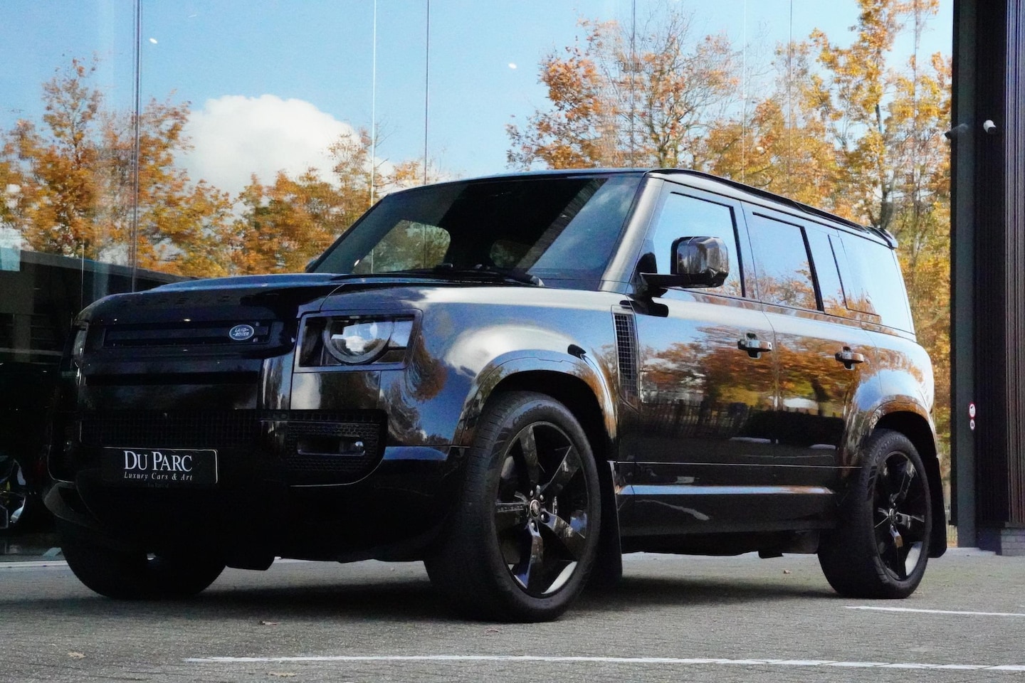 Land Rover Defender 110 - P 525 V8 Black Edition EX BTW Grijs Kenteken - AutoWereld.nl