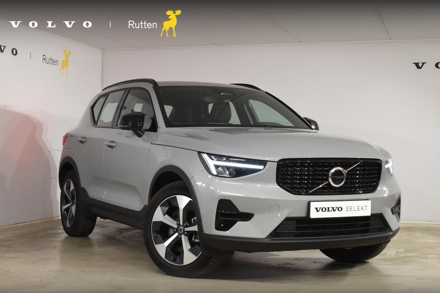 Volvo XC40 - B4 211PK Automaat Plus Dark / Navigatie / Adaptive Cruise / Harman Kardon / Stuur- & Stoel - AutoWereld.nl