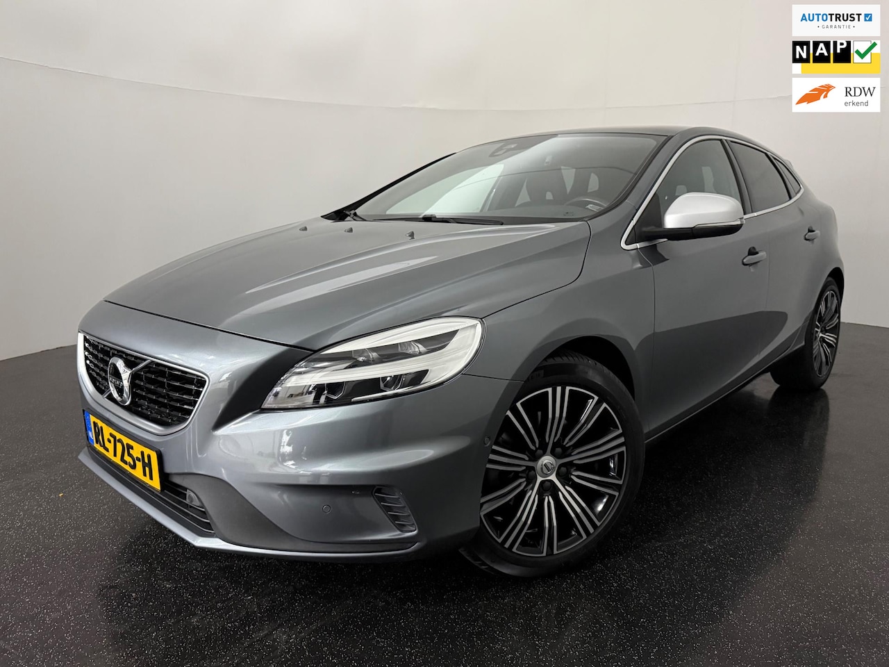 Volvo V40 - 2.0 T4 R-Design Sport / Pano / Leder / Keyless - AutoWereld.nl