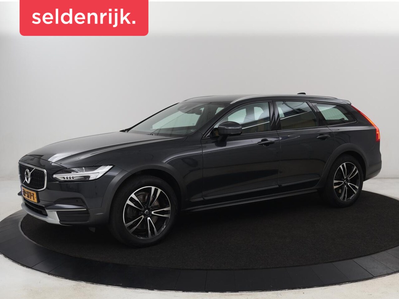 Volvo V90 Cross Country - 2.0 T5 AWD | Leder | Trekhaak | Stoelverwarming | Adaptive cruise | Camera | Carplay | 19' - AutoWereld.nl