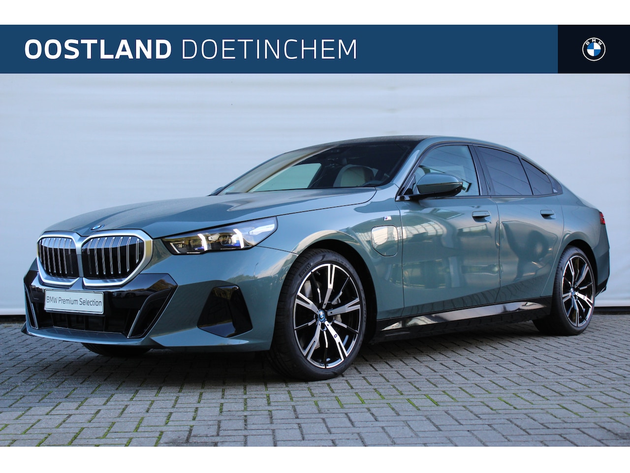BMW 5-serie - 550e xDrive M Sport Automaat / Panoramadak / Adaptief onderstel professional / Bowers & Wi - AutoWereld.nl