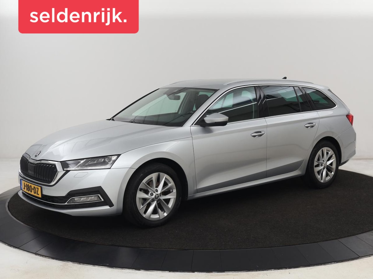 Skoda Octavia - 1.5 TSI First Edition | Stoelverwarming | Adaptive cruise | Carplay | Sfeerverlichting | M - AutoWereld.nl