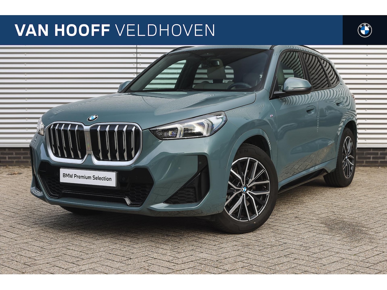BMW X1 - sDrive20i M Sport Automaat / Panoramadak / Trekhaak / Sportstoelen / Achteruitrijcamera / - AutoWereld.nl