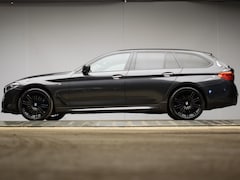 BMW 5-serie Touring - 540i xDrive High Executive (CARPLAY, NAVI, SFEER VERLICHTING, LED, ALCANTARA, STOELVERWARM