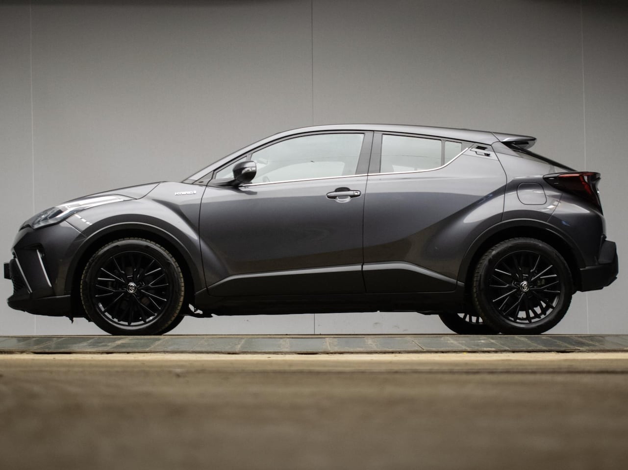 Toyota C-HR - 1.8 Hybrid Dynamic (CARPLAY,NAVI,CAMERA,LED,CRUISE,CLIMATE,SPORTSTOELEN,GETINT,NETTESTAAT) - AutoWereld.nl