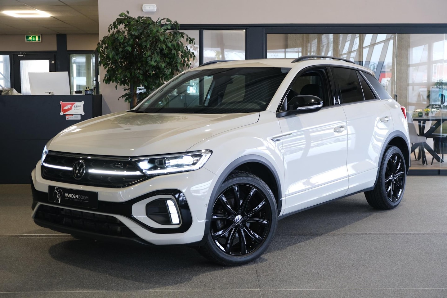 Volkswagen T-Roc - 1.5 TSI 2x R-Line Facelift DSG IQ Led Navi Trekhaak Virtual Cam - AutoWereld.nl