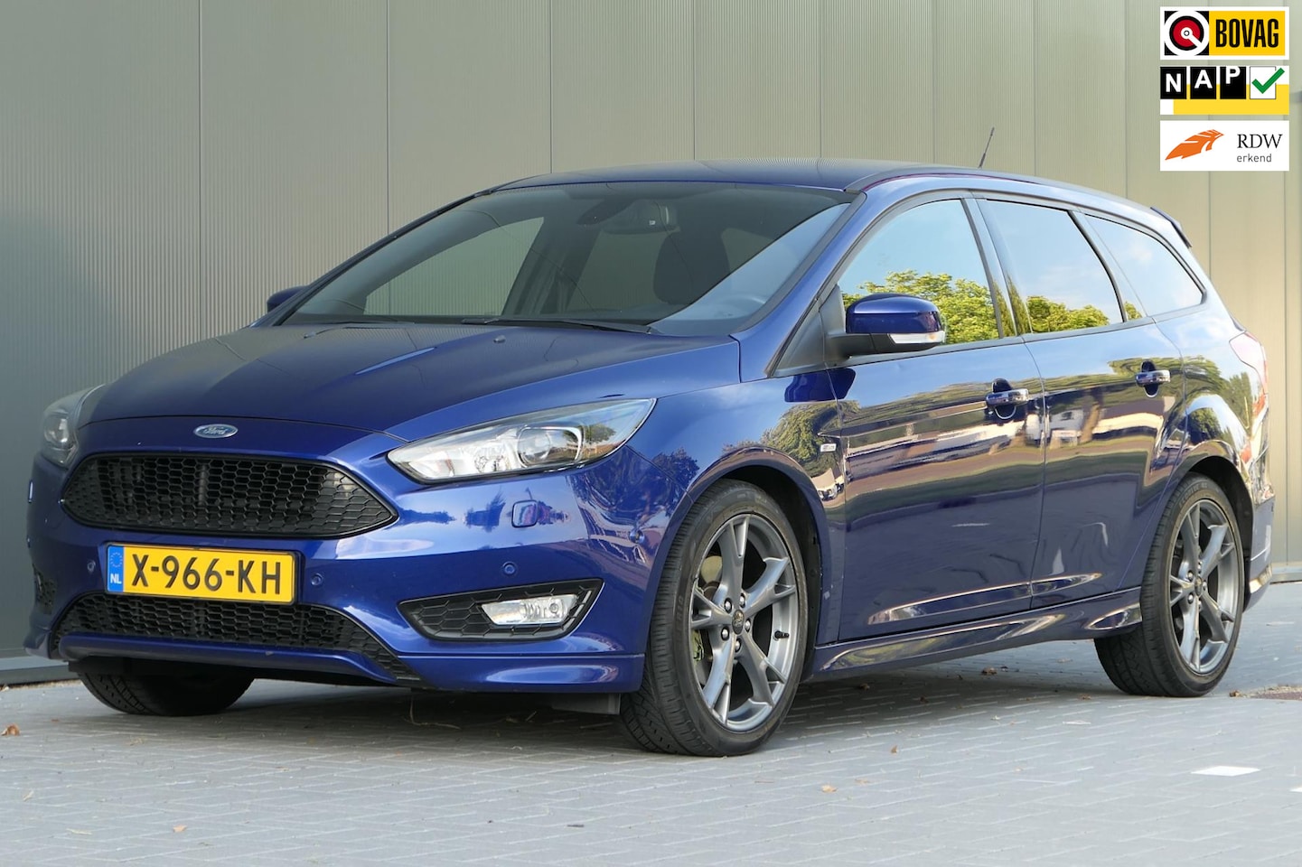 Ford Focus Wagon - 1.5 Titanium ST-Line Navigatie Parkeerhulp Stoelverwarming - AutoWereld.nl