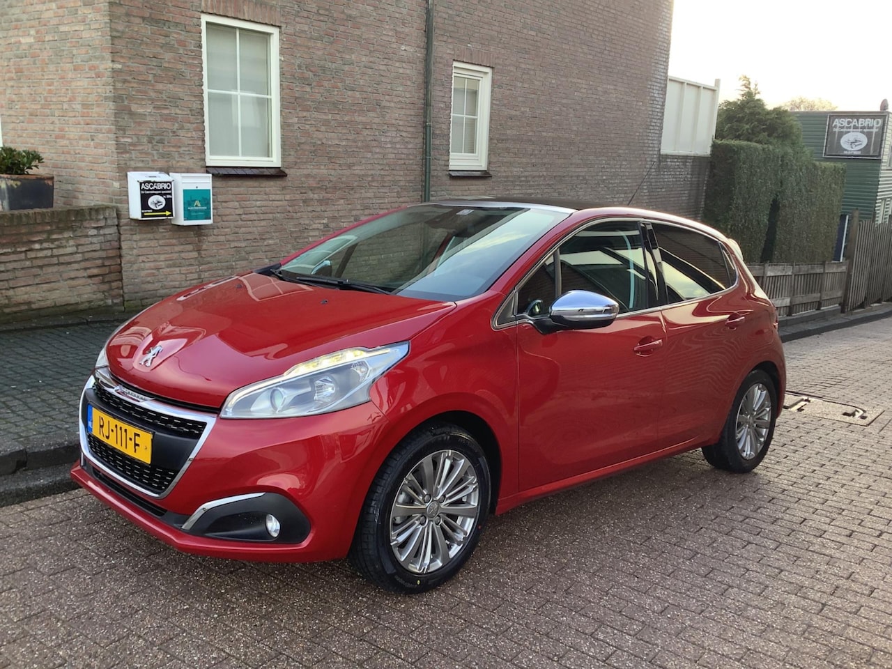 Peugeot 208 - 1.2 PureTech Allure panaramadak - AutoWereld.nl