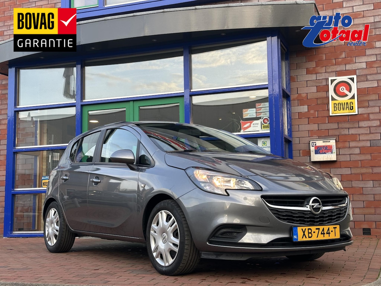 Opel Corsa - 1.4 Favourite | Airco | Trekhaak |Dealer onderhouden - AutoWereld.nl