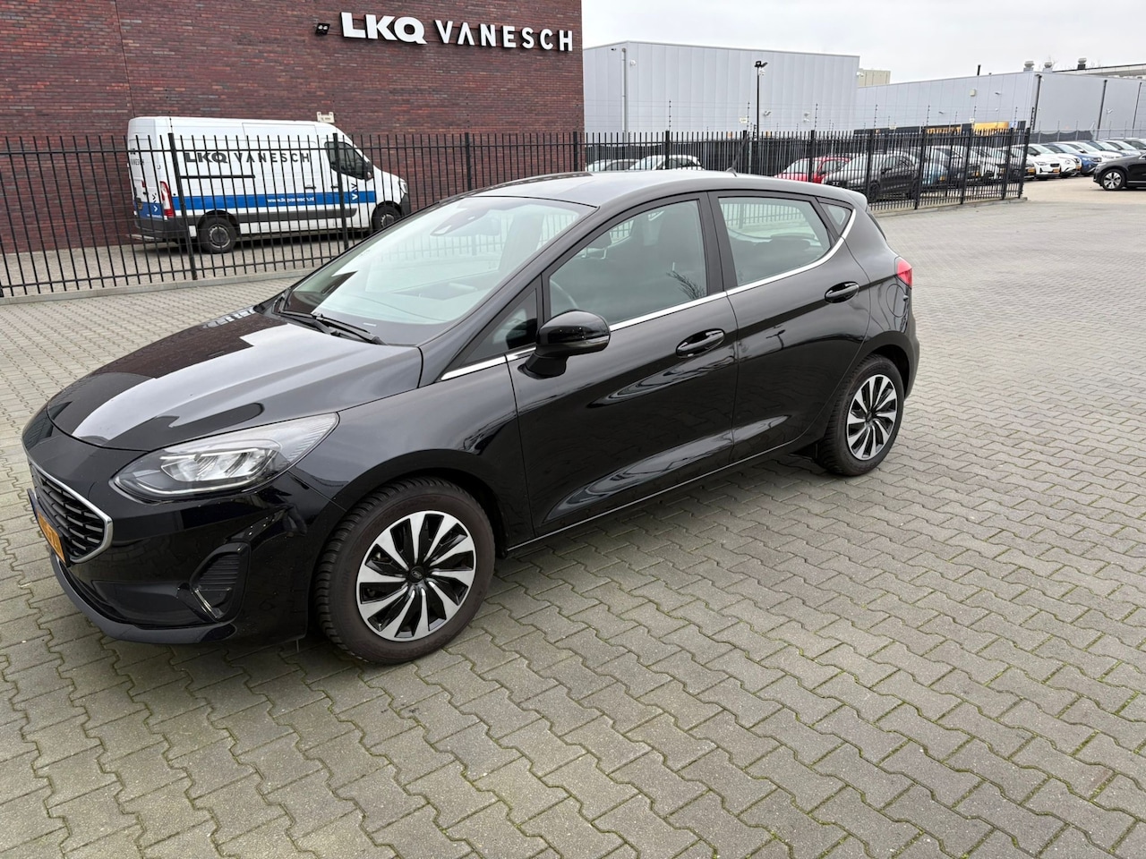 Ford Fiesta - 1.0 EcoBoost Hybrid Titanium ✅ Carplay ✅ Trekhaak  PDC - AutoWereld.nl