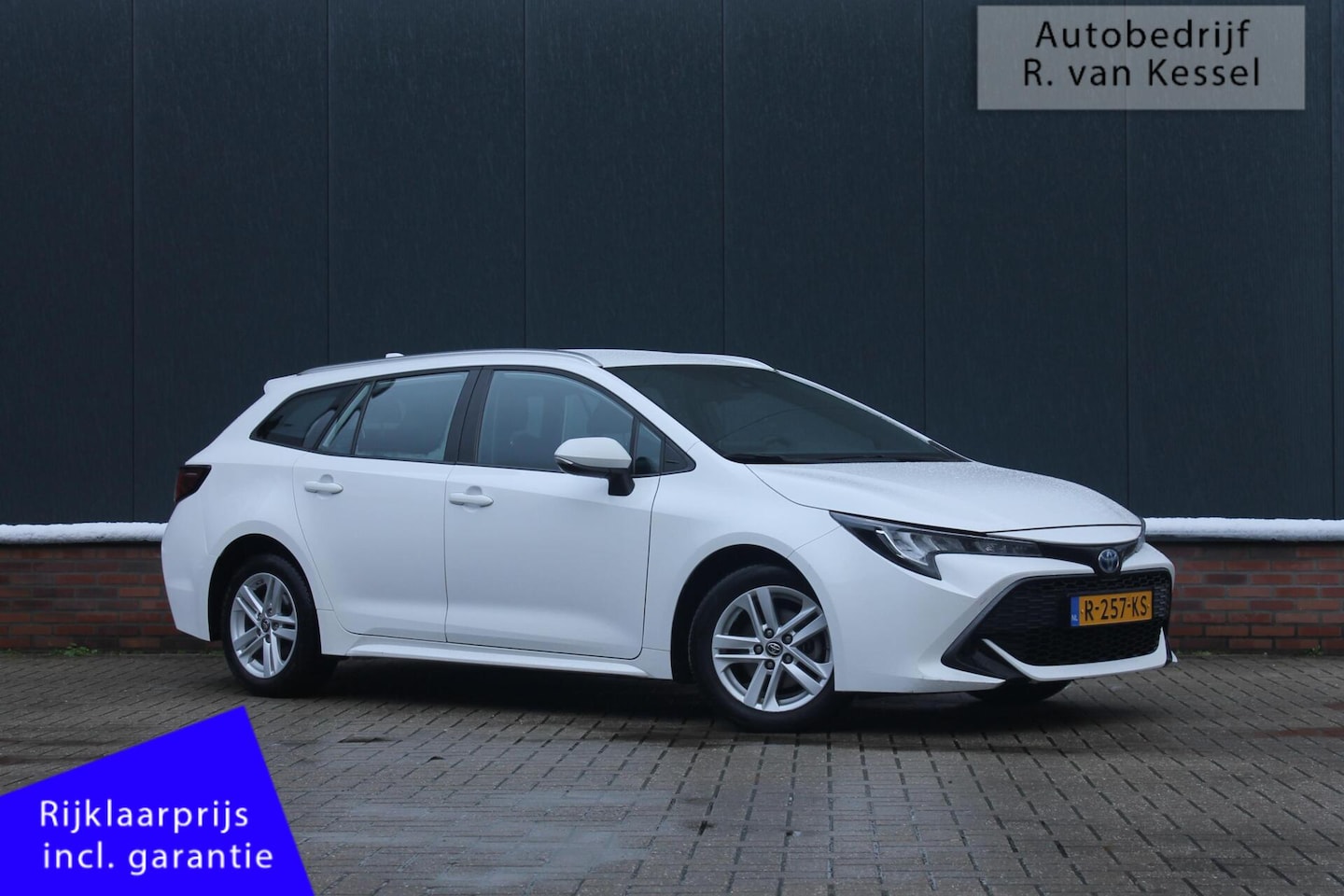Toyota Corolla Touring Sports - 1.8 Hybrid Active I 1e Eig. I Navigatie I NL-auto - AutoWereld.nl
