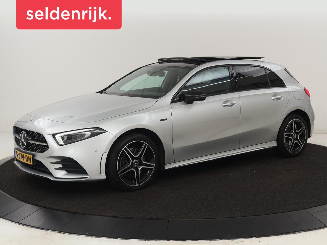 Mercedes-Benz A-klasse - 250e Business Solution AMG | Panoramadak | Stoelverwarming | Memory | Keyless | Leder/Alca - AutoWereld.nl