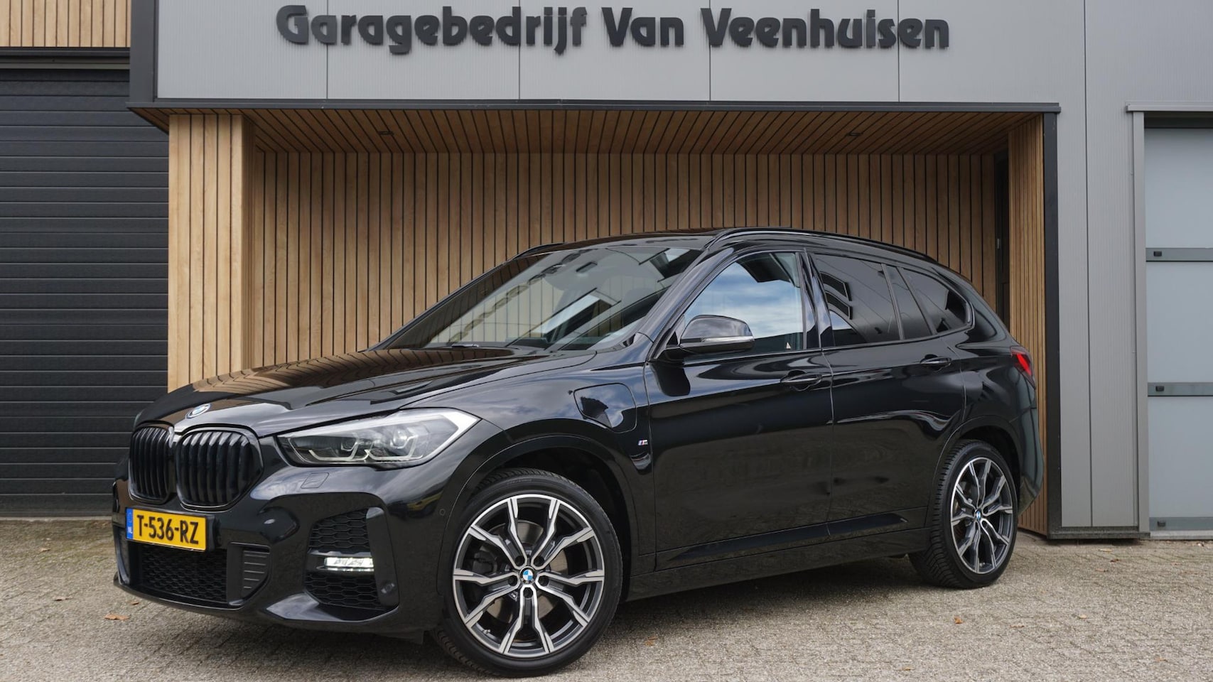 BMW X1 - xDrive25e 220pk M-Sport *Facelift* Leder Pano-dak Head-up 19inch LM Afn.Trekhaak LED DAB G - AutoWereld.nl