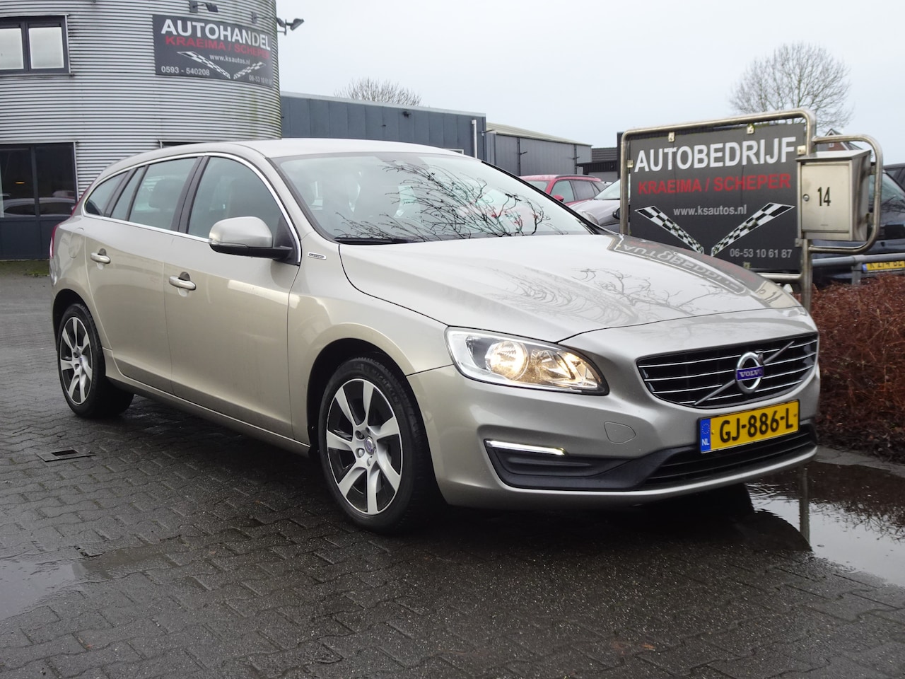 Volvo V60 - 2.4 D6 Twin Engine Momentum 2.4 D6 Twin Engine Momentum - AutoWereld.nl