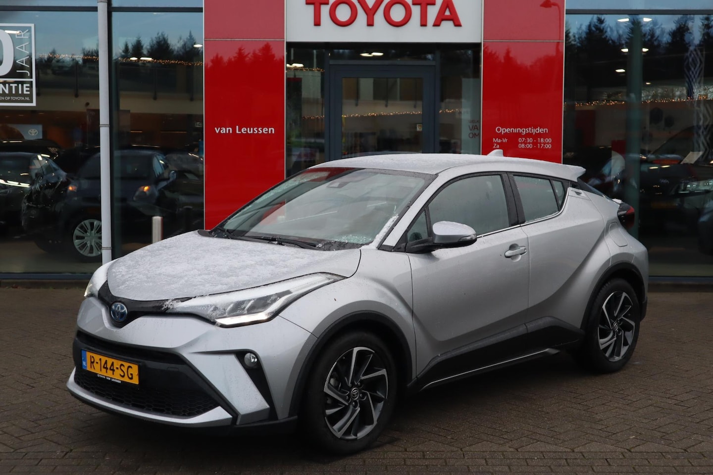 Toyota C-HR - 2.0 HYBRID 184PK NAVI KEYLESS APPLE/ANDROID AD-CRUISE PARKSENSOREN 18"LMV NL-AUTO - AutoWereld.nl
