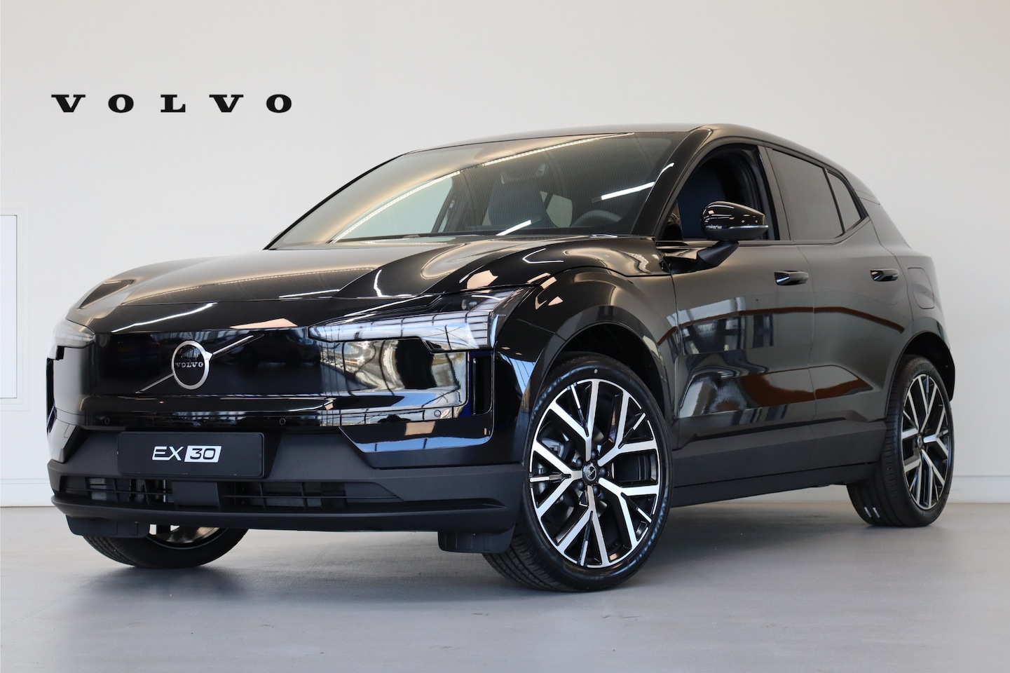 Volvo EX30 - Extended Range 272PK Europa 69 kWh 20" 5-Y-Spaaks Black Diamond Cut | Extra getint glas ac - AutoWereld.nl