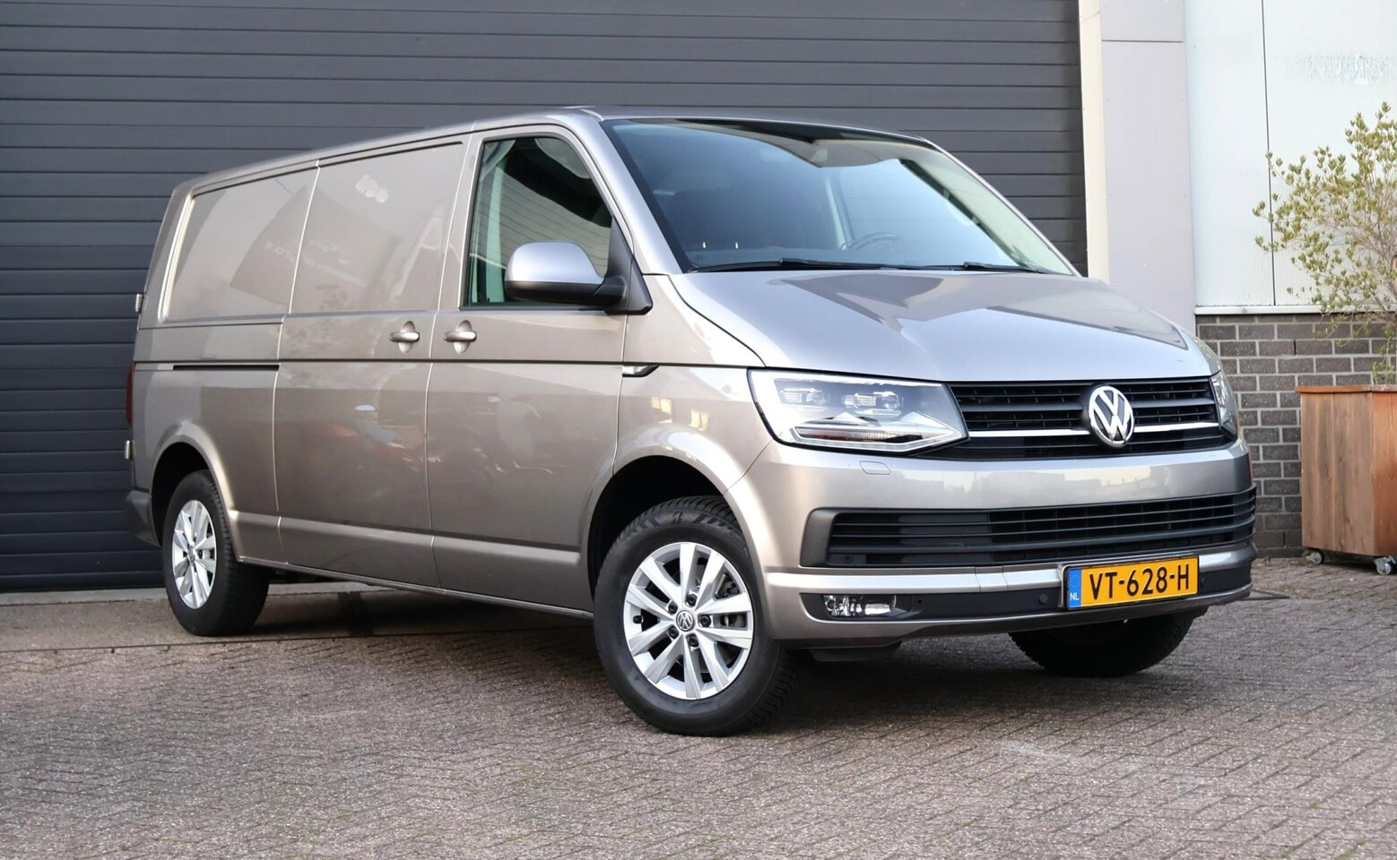Volkswagen Transporter - 2.0 TDI L2H2 Highline DSG/Cruise/Led - AutoWereld.nl