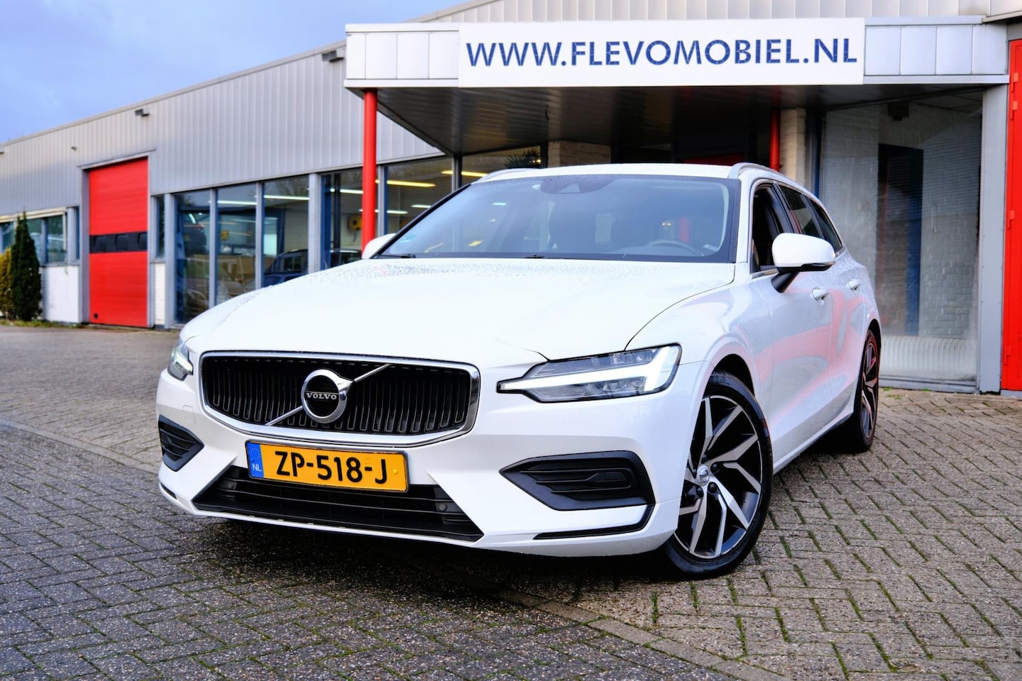 Volvo V60 - 2.0 T4 190pk Momentum Pro Aut. Navi|Half Leder|Clima|CarPlay|LMV - AutoWereld.nl