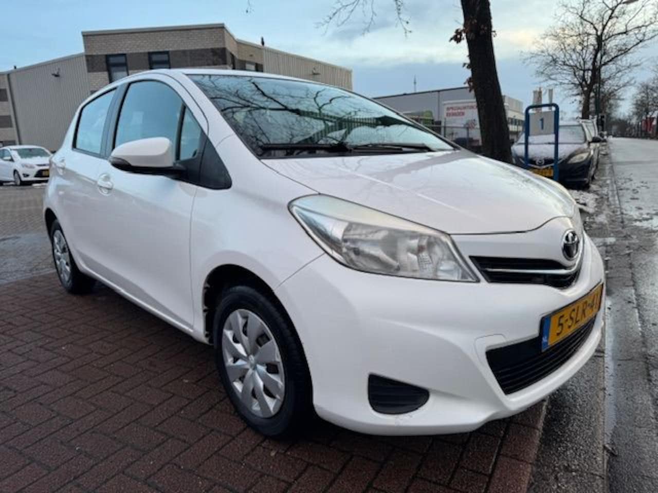 Toyota Yaris - 1.0 VVT-i 5deurs Now Airco,Navigatie - AutoWereld.nl