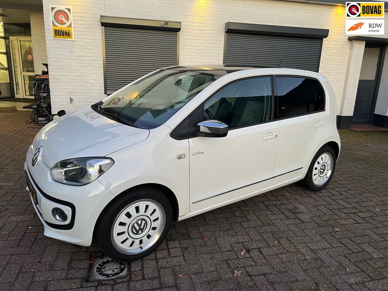 Volkswagen Up! - 1.0 White up! Panodak / navi / Airco - AutoWereld.nl