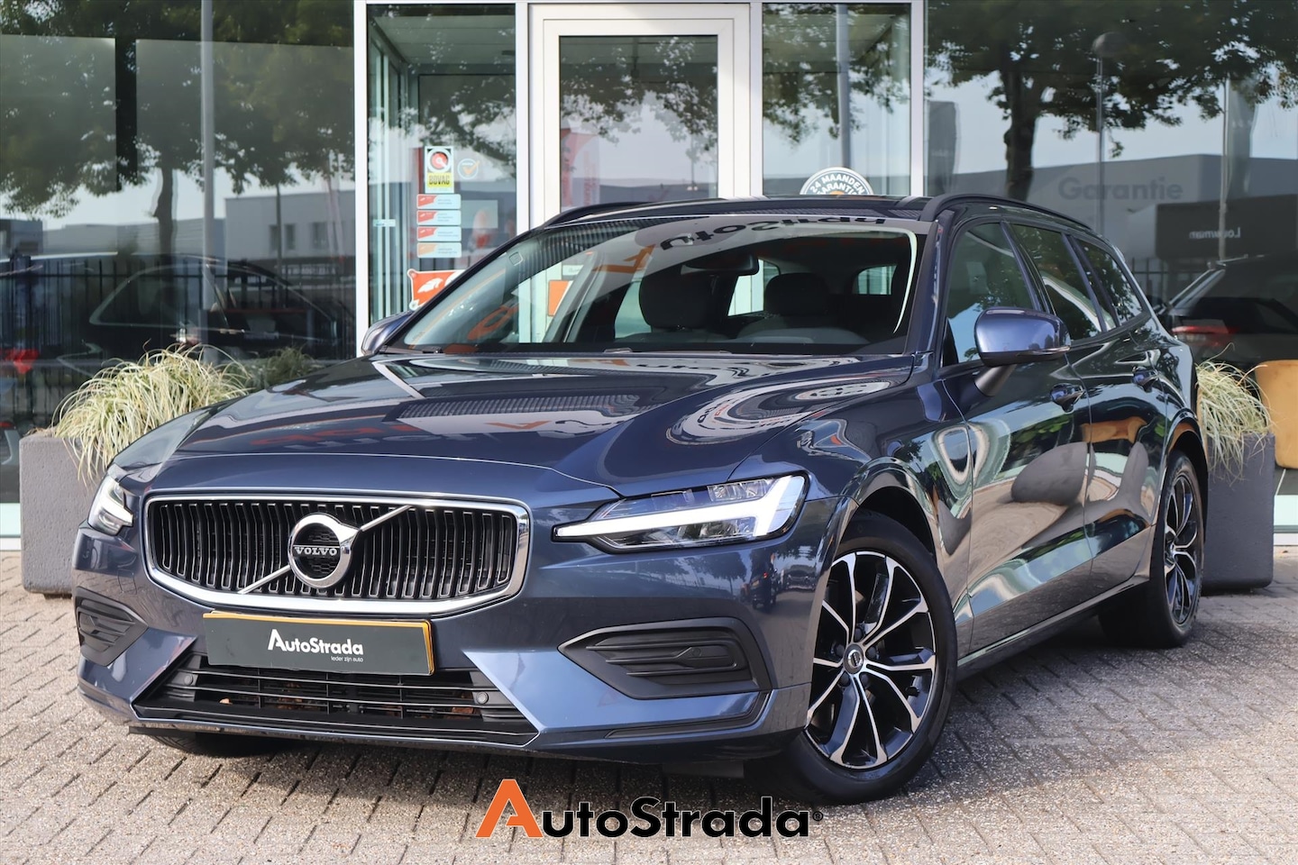Volvo V60 - B3 Momentum Advantage 163pk | Virtual | LED | Navigatie | Climate | Cruise | Carplay | - AutoWereld.nl
