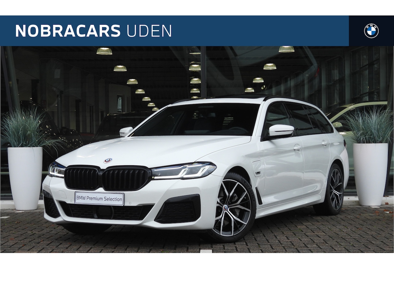 BMW 5-serie Touring - 530e xDrive High Executive M Sport Automaat / Panoramadak / Laserlight / Achteruitrijcamer - AutoWereld.nl