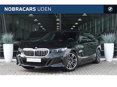 BMW 5-serie Touring - 530e M Sport Automaat / Panoramadak / Trekhaak / Achteruitrijcamera / Adaptieve LED / M Sp