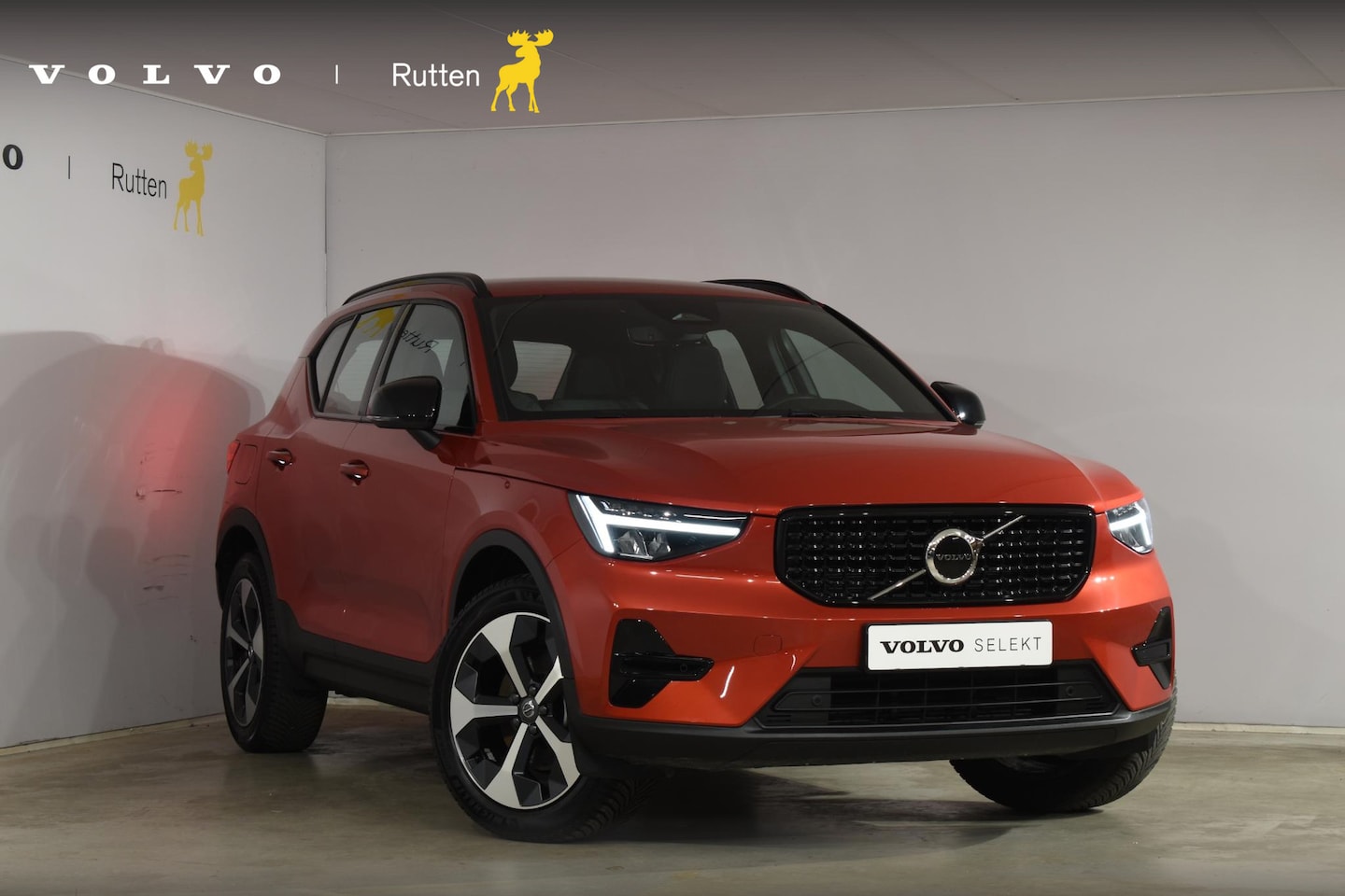 Volvo XC40 - B4 211PK Automaat Plus Dark / Navigatie / Adaptive Cruise / Harman Kardon / Stuur- & Stoel - AutoWereld.nl