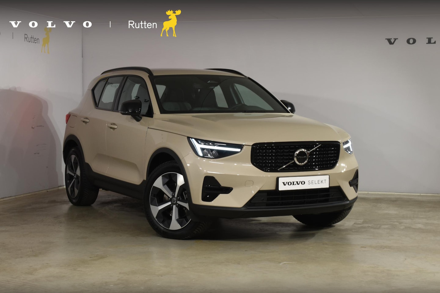 Volvo XC40 - B4 211PK Automaat Plus Dark / Navigatie / Adaptive Cruise / Harman Kardon / Stuur- & Stoel - AutoWereld.nl