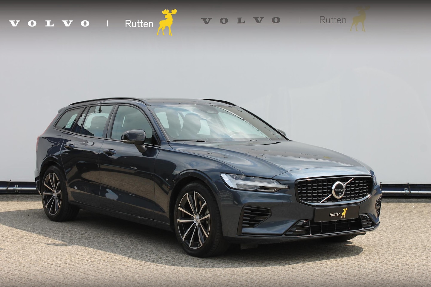 Volvo V60 - T6 350PK Automaat Plug-in hybrid AWD Plus Dark Panoramisch schuif-kanteldak / Semi elektri - AutoWereld.nl