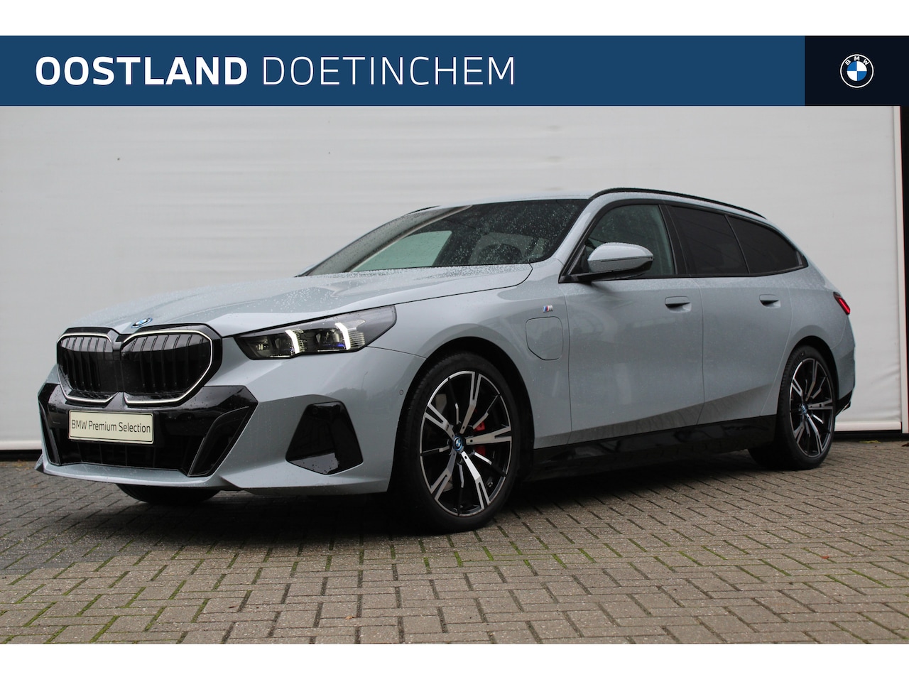 BMW 5-serie Touring - 550e xDrive M Sport Automaat / Adaptief onderstel / Stoelventilatie / Comfort Access / Ada - AutoWereld.nl