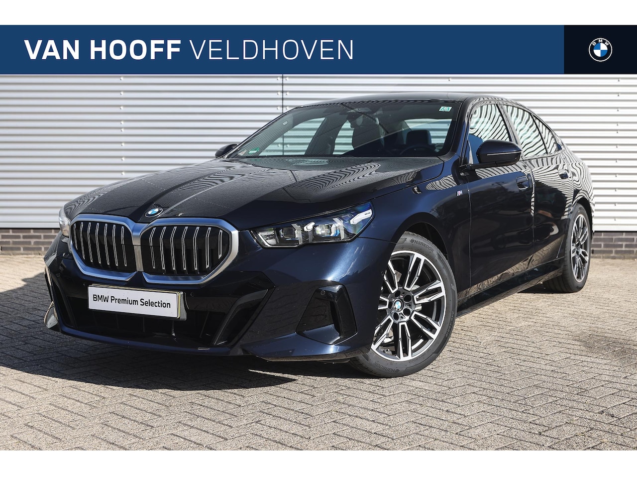 BMW 5-serie - 520i M Sport Automaat / Panoramadak / Adaptieve LED / Parking Assistant / M Sportonderstel - AutoWereld.nl