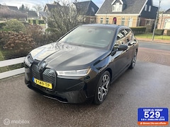 BMW iX - xDrive40 SPORT 77 kWh 360 CAMERA HARMAN KARDON HEAD UP DISPLAY SFEERVERLICHTING TREKHAAK