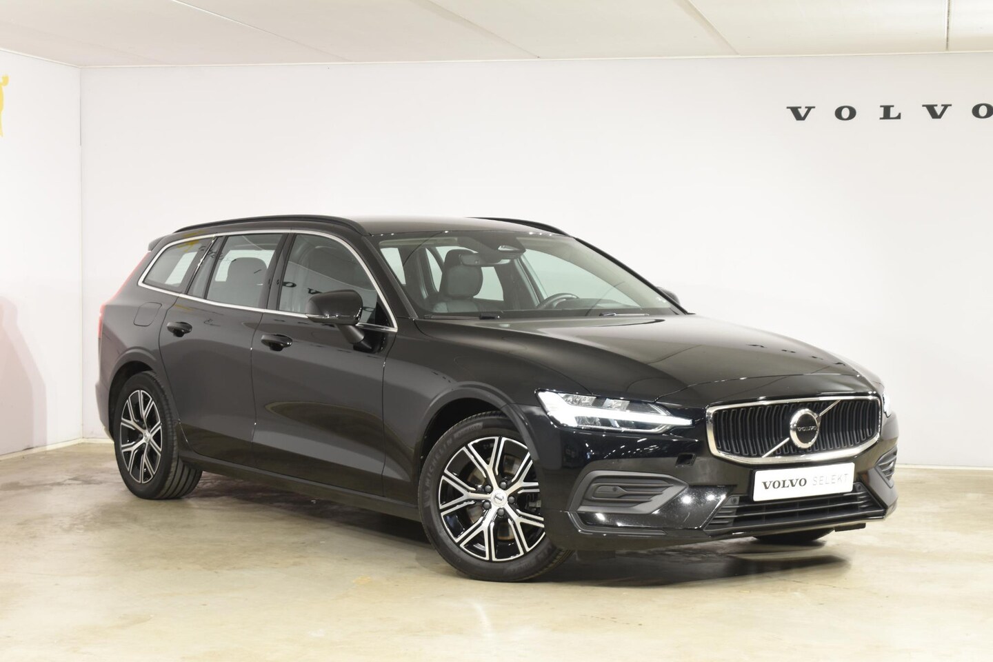Volvo V60 - B4 211PK Automaat Core / Navigatie / Achteruitrijcamera / Elektrische achterklep / LM Velg - AutoWereld.nl