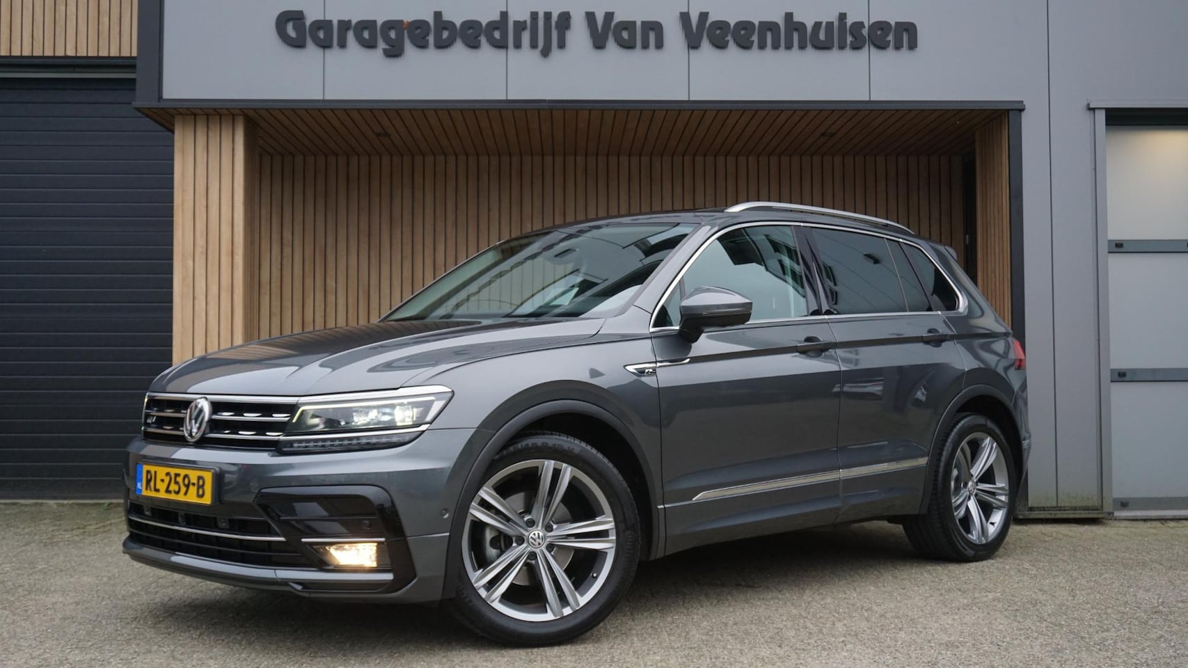Volkswagen Tiguan - 1.4 TSI 150PK R-Line & Highline Pano.Dak Leder Virtual Trekhaak 360-view 19inch LM *Unieke - AutoWereld.nl
