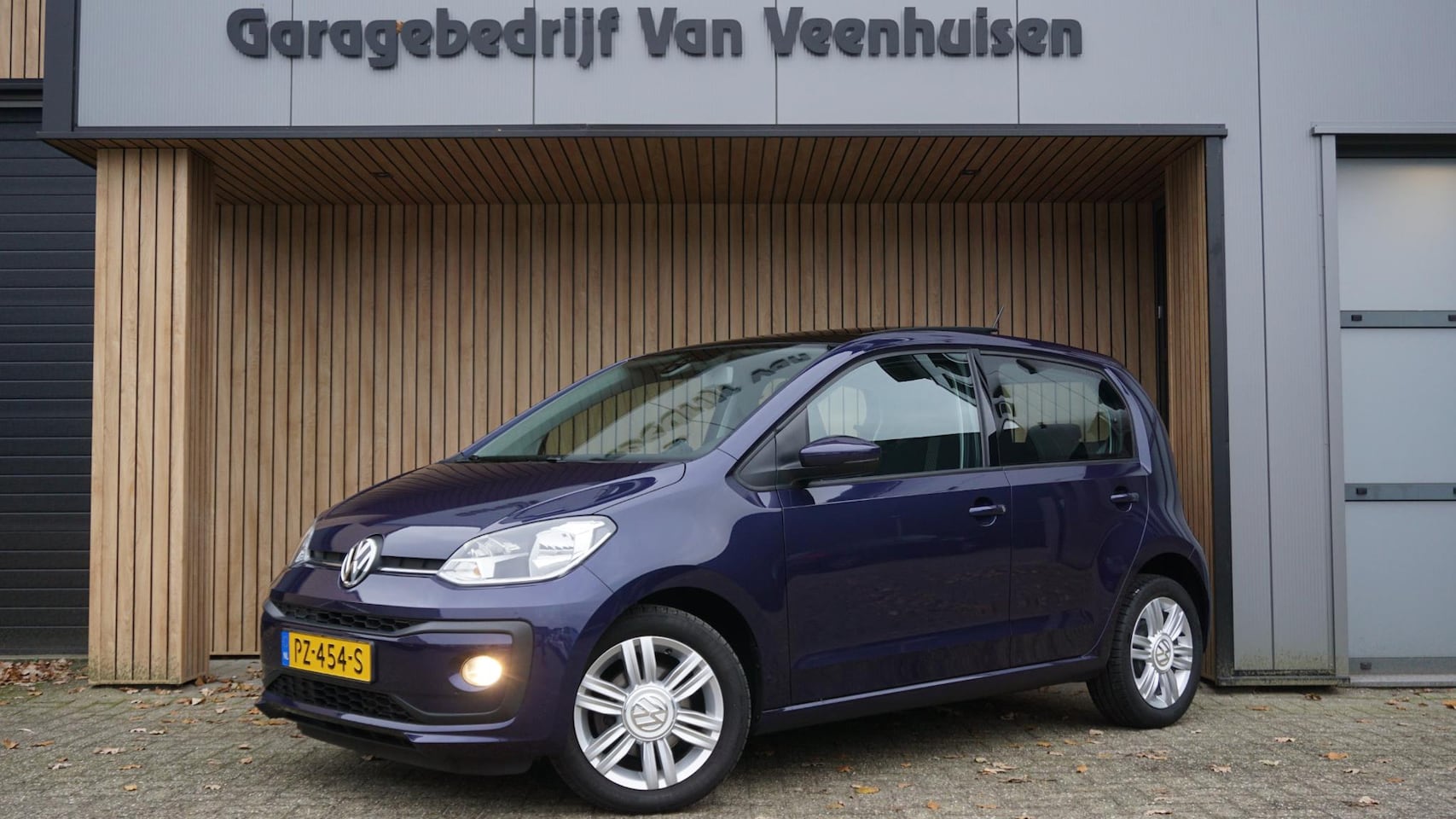 Volkswagen Up! - 1.0 75pk Automaat 5Drs High up! Pano.Dak Clima Stoelverwarming 15inch LM *NL auto* 68196km - AutoWereld.nl