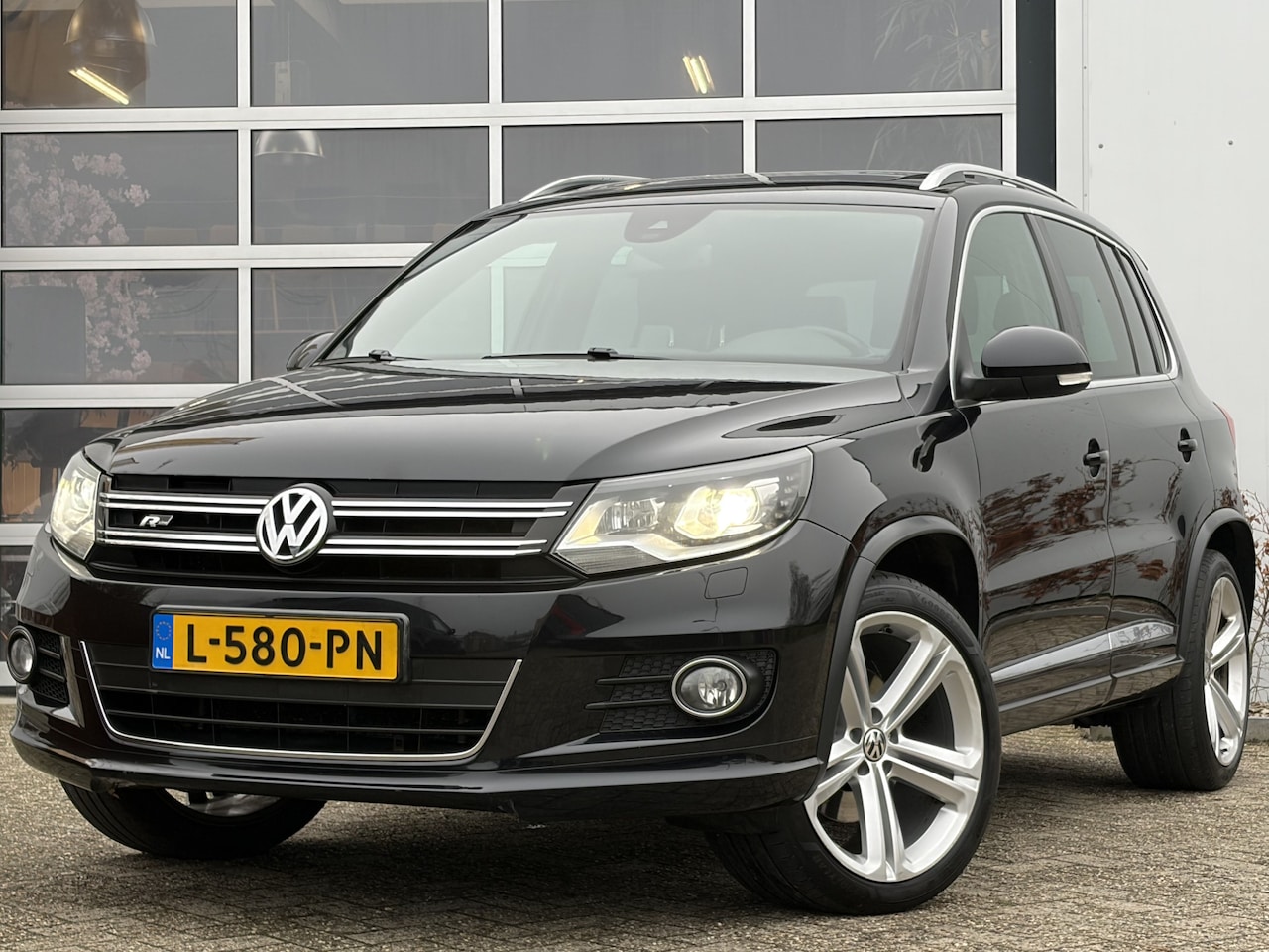Volkswagen Tiguan - 2.0 TSI Sport&Style 4motion R-line Edition 180pk | Achteruitrijcamera | Bi-xenon koplampen - AutoWereld.nl