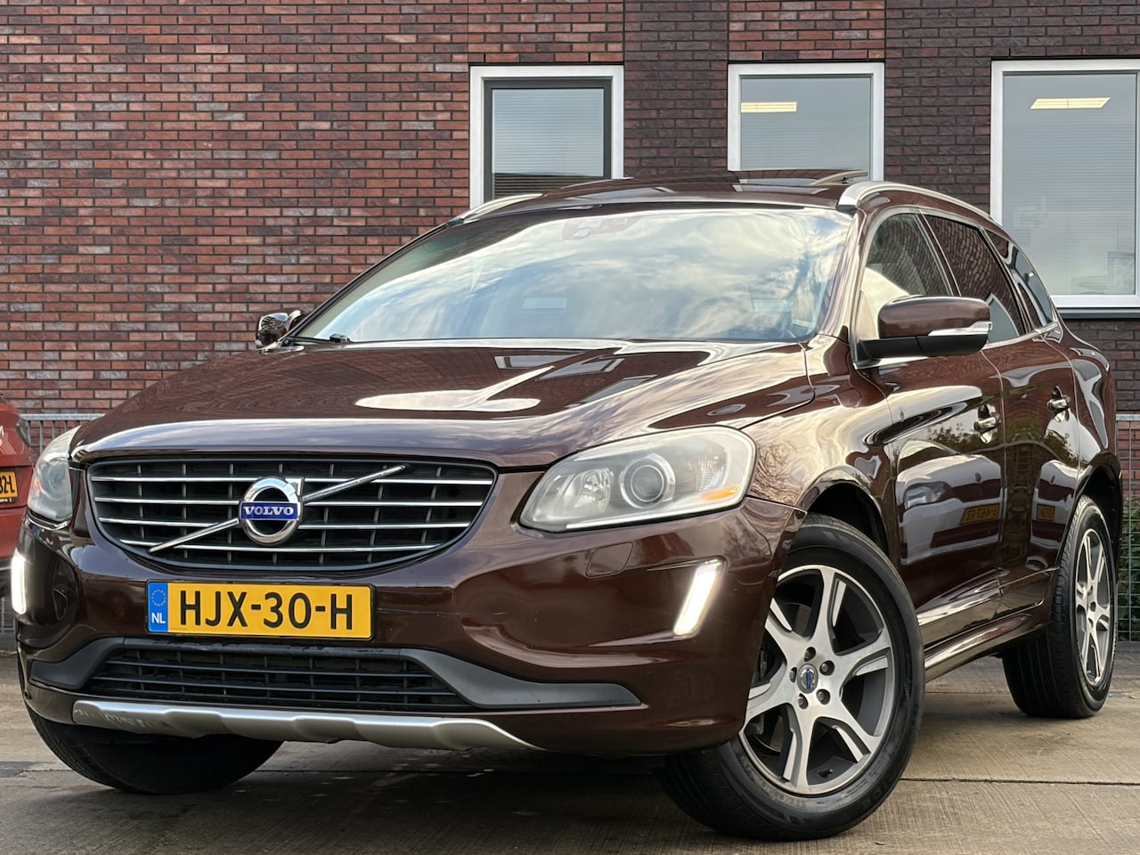 Volvo XC60 - 2.0 T5 FWD Summum 241pk | Achteruitrijcamera | Bi-xenon koplampen | Elektrisch glazen pano - AutoWereld.nl