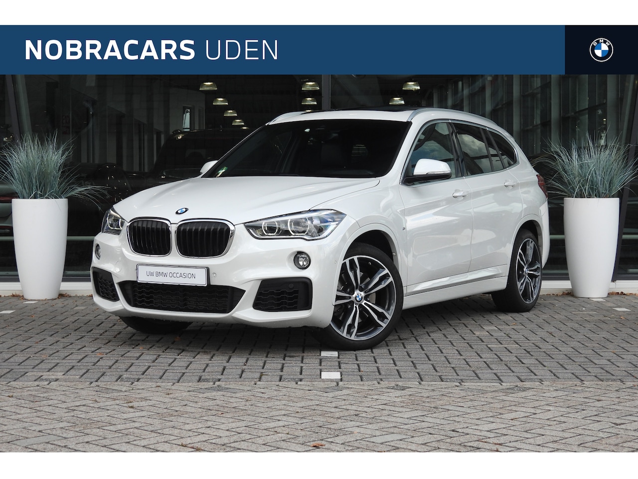 BMW X1 - sDrive20i High Executive M Sport Automaat / Panoramadak / Trekhaak / Sportstoelen / Achter - AutoWereld.nl