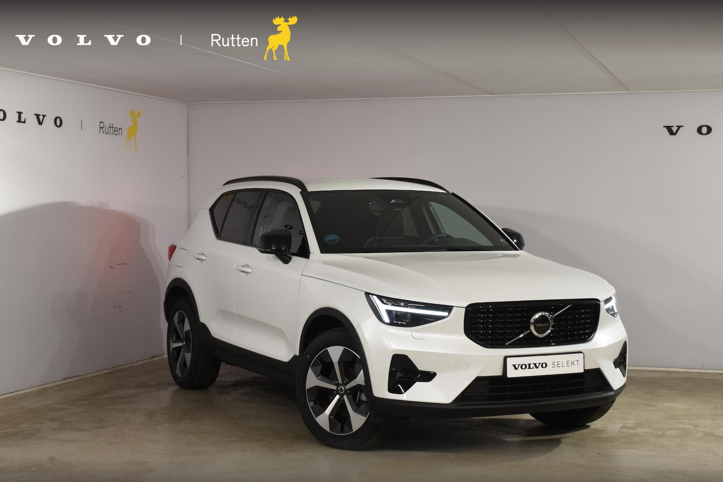 Volvo XC40 - B4 211PK Automaat Plus Dark / Harman Kardon / Donker getint glas / Elektrisch bedienbare s - AutoWereld.nl
