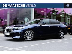 BMW 5-serie - 550e xDrive M Sport Automaat / Panoramadak / Stoelverwarming / Adaptieve LED / Driving Ass