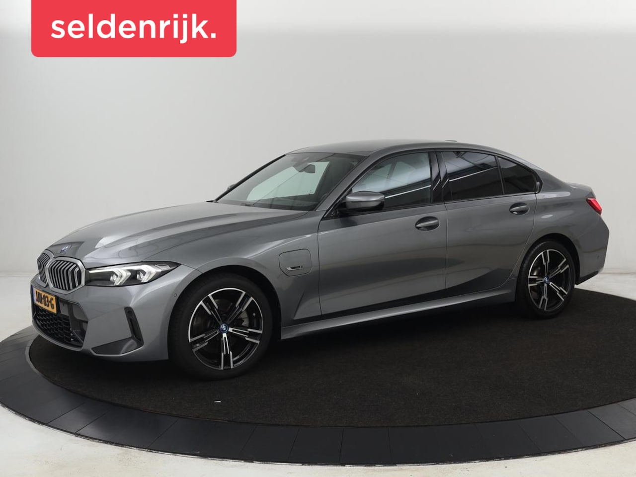 BMW 3-serie - 320e M Sport | Trekhaak | Stoelverwarming | Camera | Leder/Alcantara | Stuurverwarming | C - AutoWereld.nl