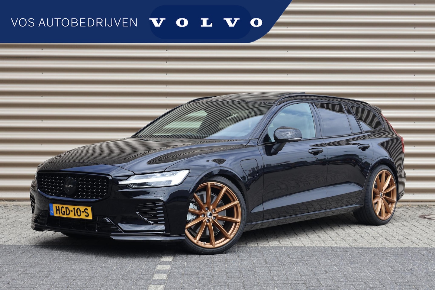 Volvo V60 - T6 Plug-in hybrid AWD Ultra Dark | 20" Heico sportvelgen | Heico uitlaat | Heico verlaagd - AutoWereld.nl
