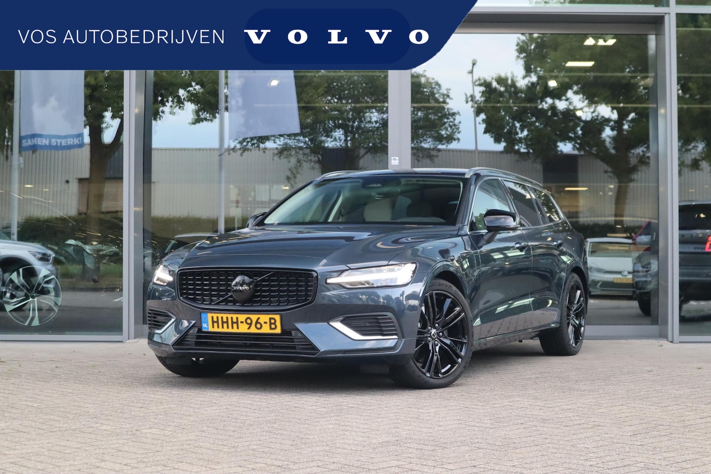 Volvo V60 - 2.0 T6 Plug-in hybrid AWD Essential Edition | Betreft Demo| Black Edition| 19'' Glossy Bla - AutoWereld.nl