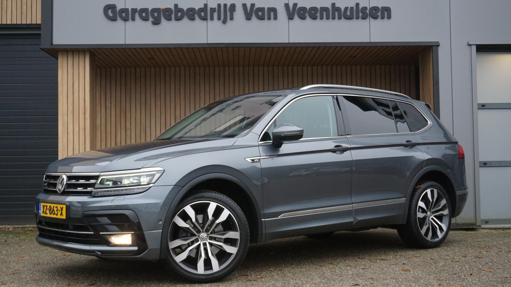Volkswagen Tiguan Allspace - 2.0 TSI 190pk DSG 4Motion R-Line & Highline 5-Zits Pano.Dak 20inch LM Suzuka Keyless Stuur - AutoWereld.nl
