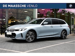 BMW 3-serie Touring - 330e M Sport Automaat / Panoramadak / Trekhaak / Sportstoelen / Achteruitrijcamera / Comfo