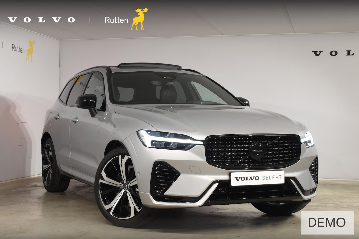 Volvo XC60 - T6 350PK Automaat Plug-in hybrid AWD Plus Dark / Panoramadak / Harman Kardon / Luchtvering - AutoWereld.nl