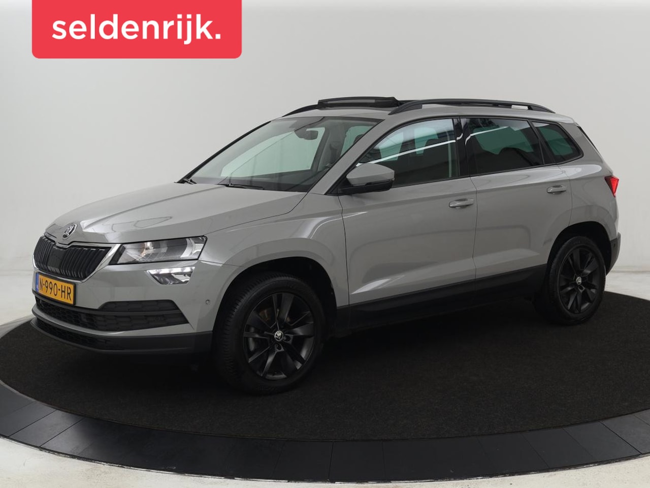 Skoda Karoq - 1.0 TSI Business Edition | Panoramadak | Trekhaak | Carplay | Navigatie | Park Assist  | C - AutoWereld.nl